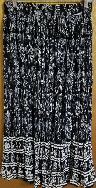 BLACK AND WHITE PRINTED SKIRT
